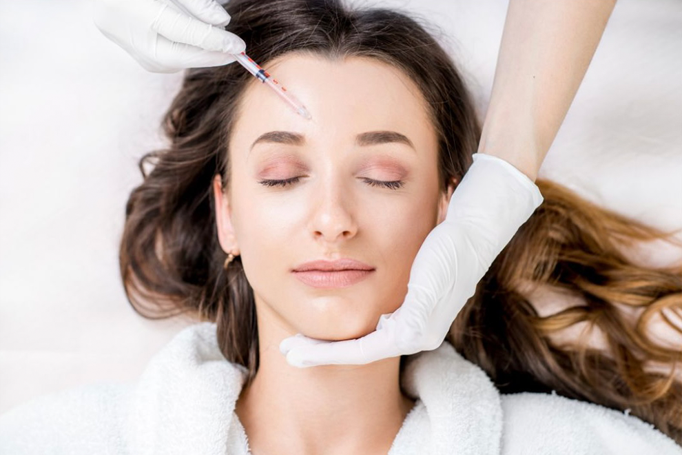 Mesobotox - kvinna får en spruta i pannan