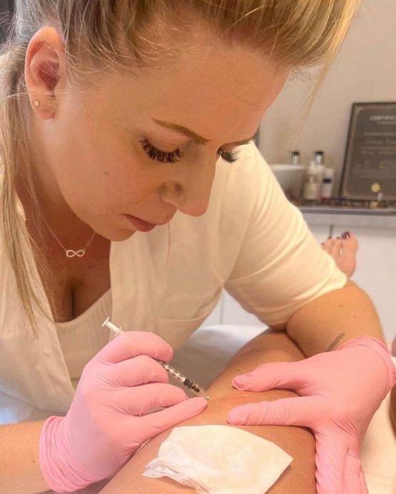 Camilla utför en behandling